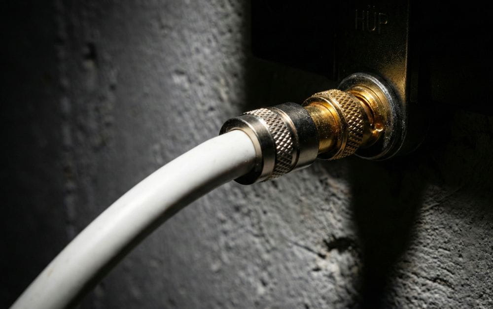 Die vergessene Meile: Warum das billigste Kabel oft das teuerste Internet verursacht